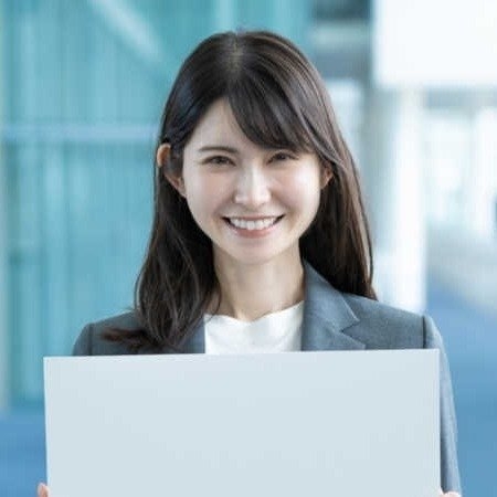 〈男女の賃金格差〉一部ではすでに逆転、若い世代は女性のほうが給与が高いとのデータも、立ちはだかる「子育てペナルティ」の壁（集英社オンライン） - Yahoo!ニュース
