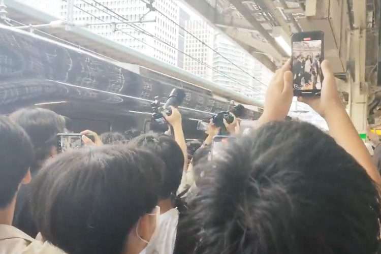 《しゃがめってマジで！》“撮り鉄”たちが天皇皇后両陛下のお召し列車に殺到…駅構内は厳戒態勢に　JR東日本「トラブルや混乱が発生したとの情報はありません」