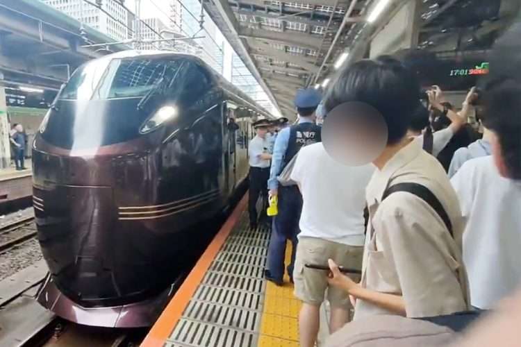 《しゃがめってマジで！》“撮り鉄”たちが天皇皇后両陛下のお召し列車に殺到…駅構内は厳戒態勢に　JR東日本「トラブルや混乱が発生したとの情報はありません」