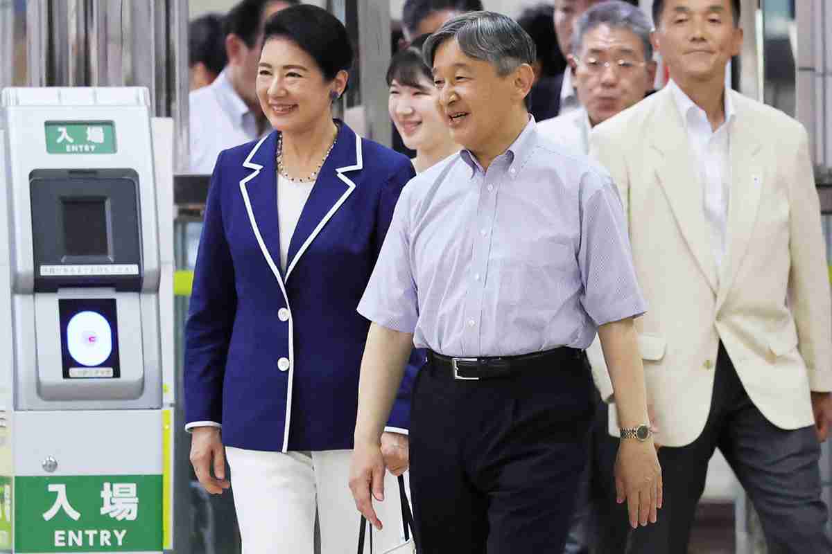 《しゃがめってマジで！》“撮り鉄”たちが天皇皇后両陛下のお召し列車に殺到…駅構内は厳戒態勢に　JR東日本「トラブルや混乱が発生したとの情報はありません」｜NEWSポストセブン