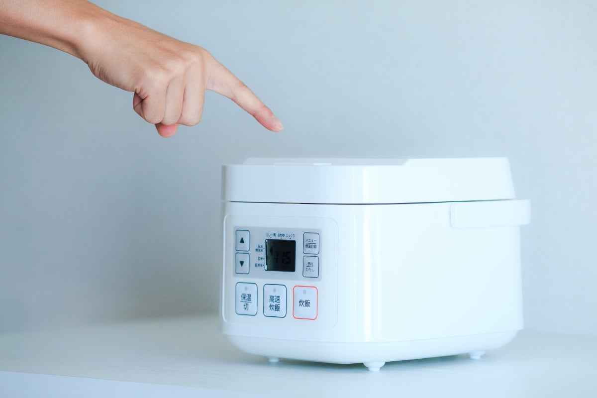 「アイラップを炊飯器に入れるなッッッ！！！！！！！」 公式アカウントの“強い注意喚起”に「ダメだったの？」「危ない」 | オトナンサー