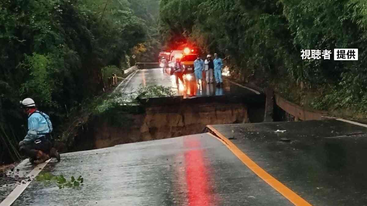 【速報】大雨で道路陥没 車3台巻き込まれる 石川・七尾市の国道249号 | 石川県のニュース｜MRO北陸放送 (1ページ)