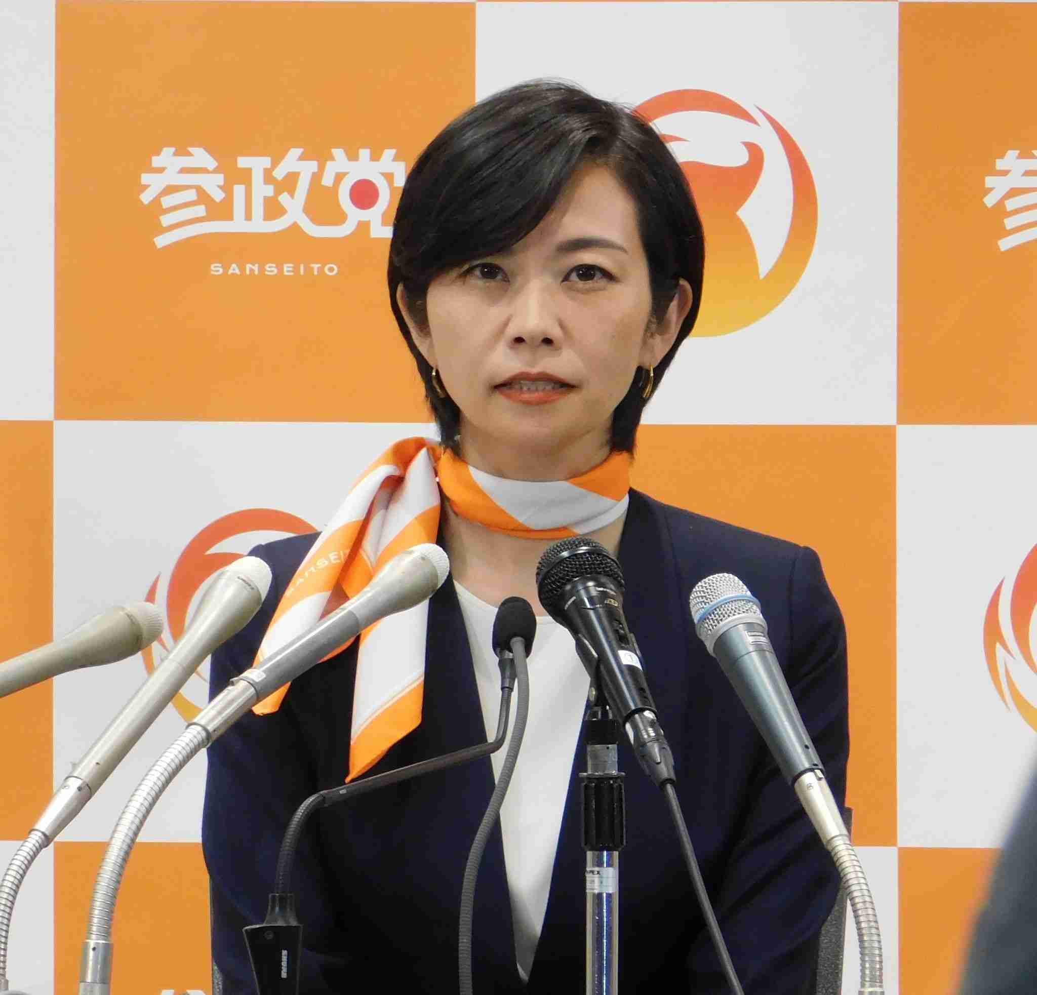 「×」日の丸で参政党の演説に抗議→梅村みずほ氏「悲しき日本の異常な現状」と嘆き「国旗損壊罪」必要と説く｜よろず〜ニュース
