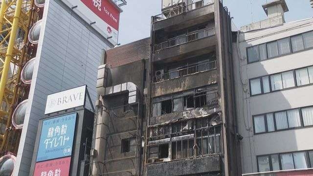 大阪・ミナミのビル火災で消防隊員2人死亡、3人けが　女性1人搬送　110平方メートル焼損