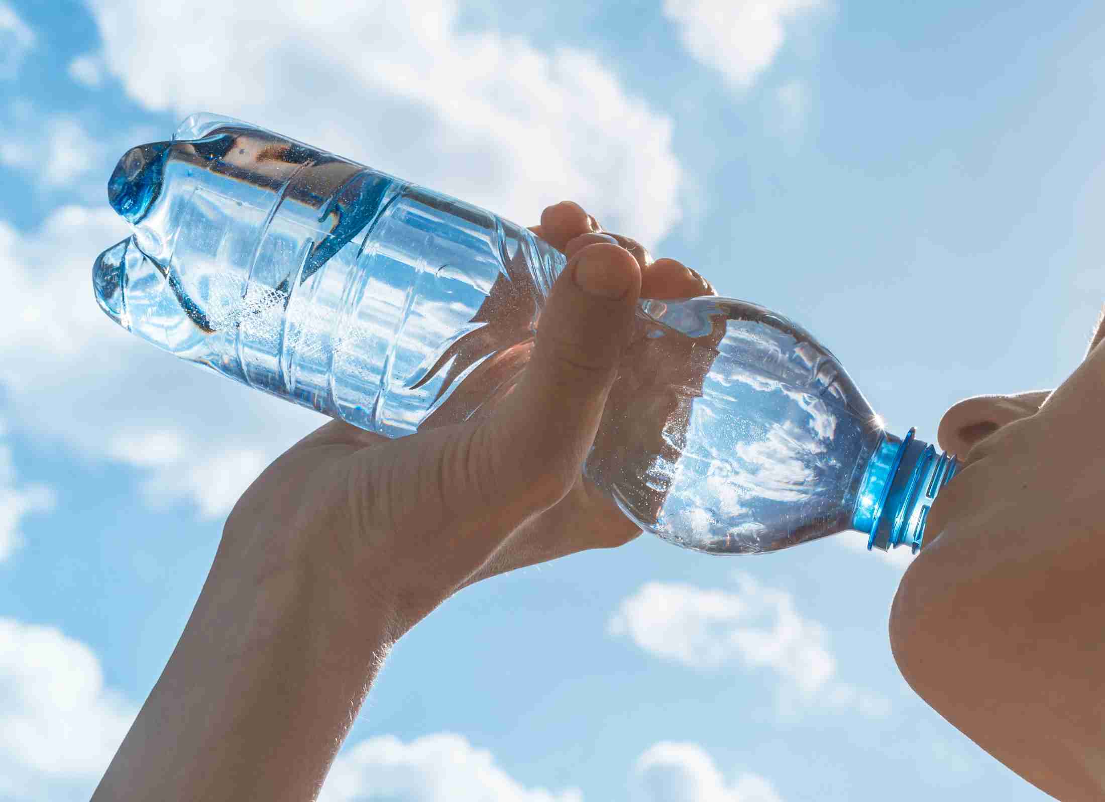 熱中症対策に「水を飲みすぎて」死亡した2児の母。「水中毒の怖さ知っておいて」と米医師が明かす