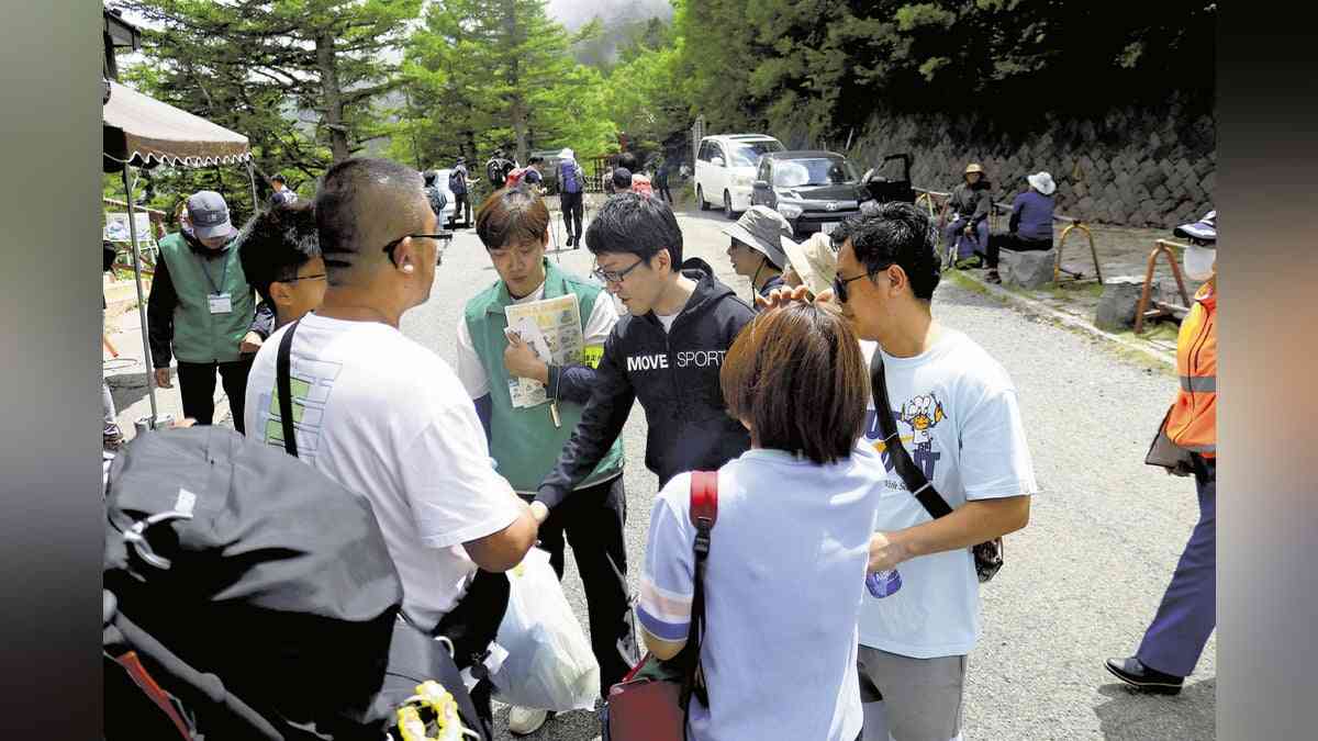 富士山、甘く見たら危険です…サンダル・短パンなど軽装客には山梨県が「拒否権」・１か月半で８００人に「指導」 : 読売新聞