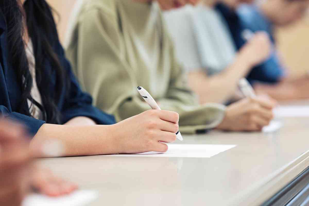 「早慶は600万円、MARCHは500万円」中国人の日本大学受験で“カンニング業者”が暗躍 替え玉の受験票は「受験生と試験を受ける人の顔写真をAIで合成」 | マネーポストWEB