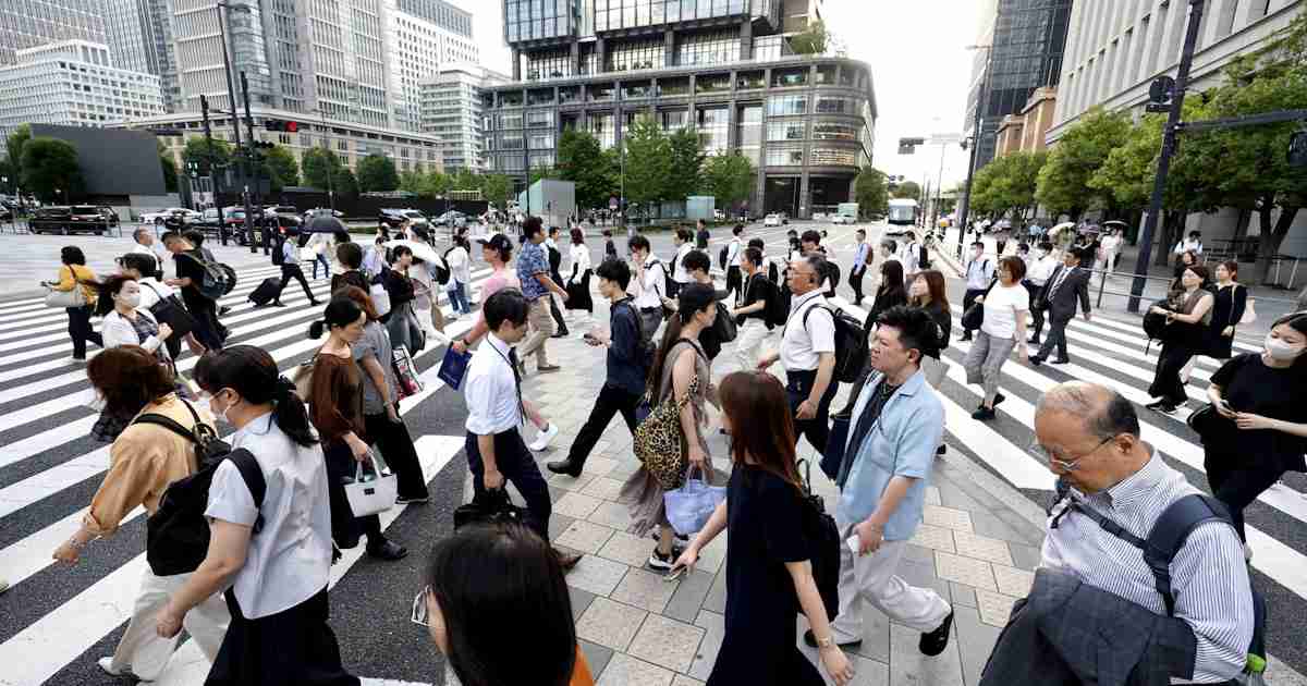 日本人の人口90万人減、前年比で最大　外国人は35万人増え過去最多367万人 - 日本経済新聞