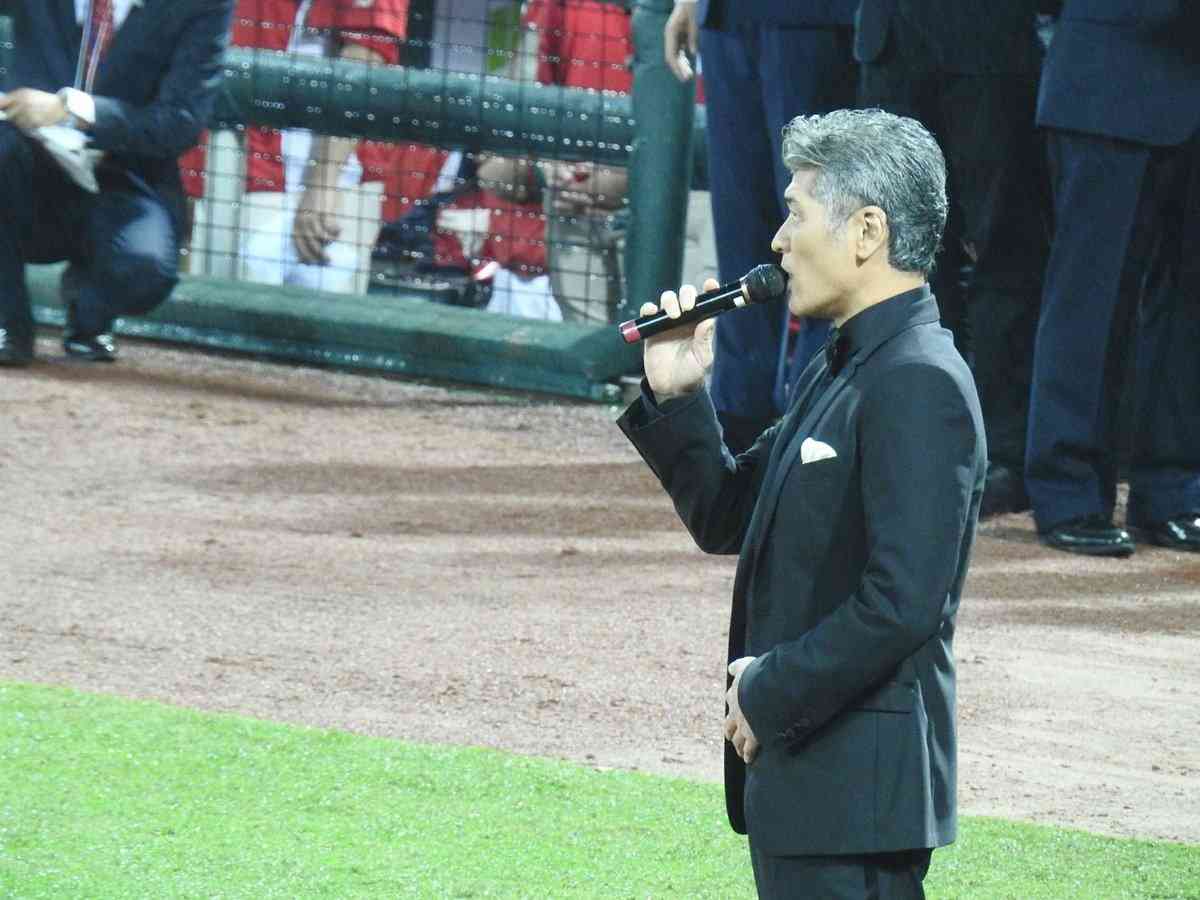 吉川晃司　103キロ投球に場内大歓声！地元広島「ピースナイター」始球式、黒タンク姿で見事ノーバン