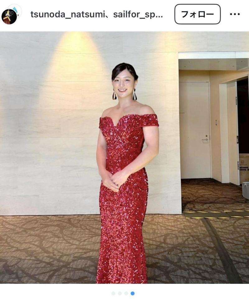 「ドレス着ると別人!」「一瞬、誰」角田夏実が衝撃の肩出し赤ドレス姿で登壇 SNS驚き 米女優と並ぶも「負けてないスタイル」