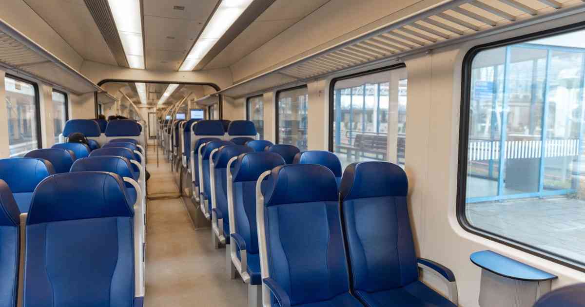 通勤電車ガラガラ　「お盆休み」最長9日も　回答1位は「連休なし」 | 毎日新聞