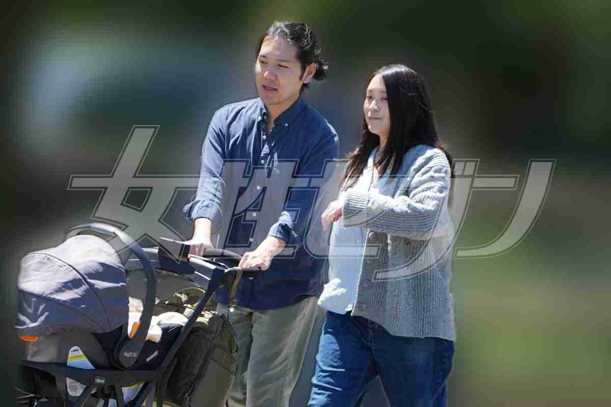 《お出かけスリーショット》小室眞子さんが赤ちゃんを抱えて“ママの顔”「五感を刺激するモンテッソーリ式ベビーグッズ」に育児の覚悟、夫婦で「成年式」を辞退｜NEWSポストセブン