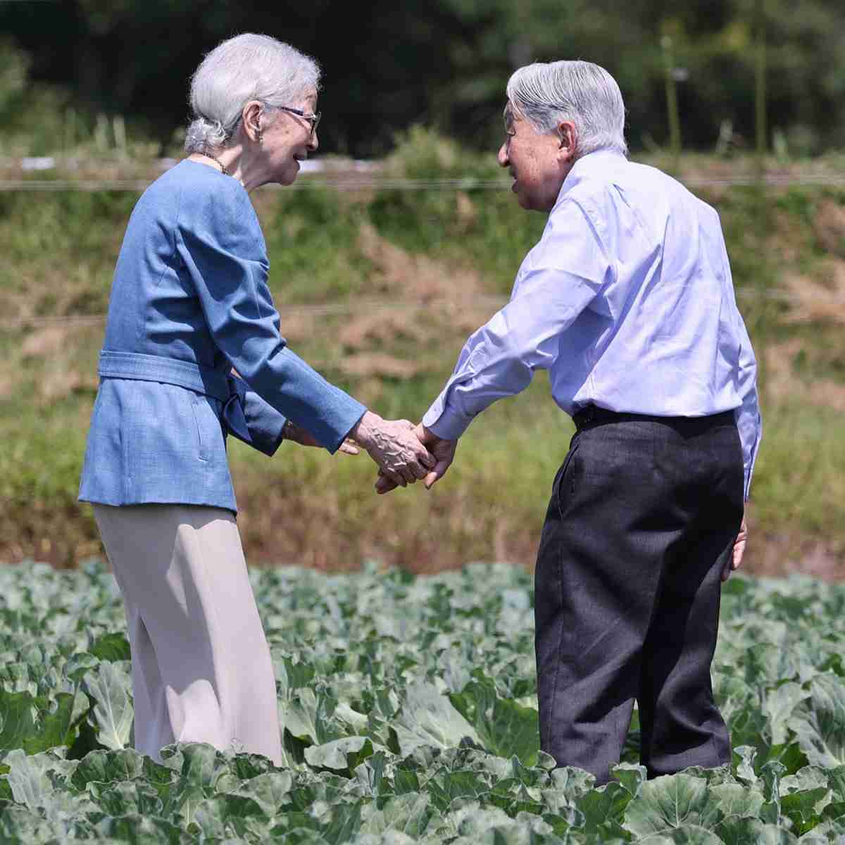 美智子さま　治療入院もあった上皇さまと手を繋がれて…軽井沢で見せられた「仲むつまじいお姿」（女性自身） - Yahoo!ニュース