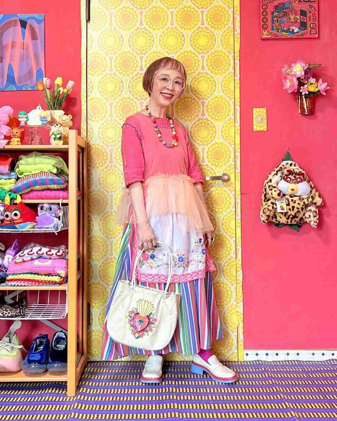 《62歳でピンク髪》25歳次女の服も着回す個性派ファッションで話題の女性 原点は「歳を重ねたらていねいな暮らし」への「違和感」