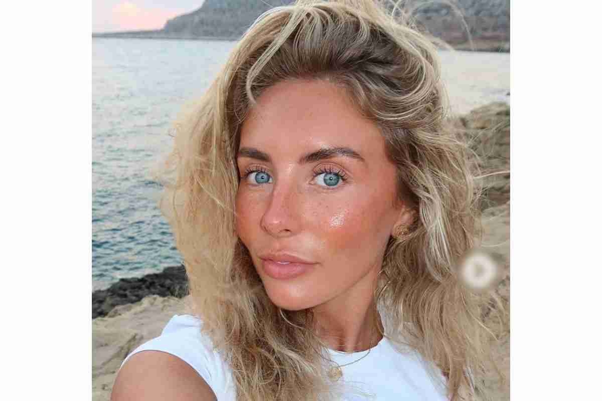 金髪美女インフルエンサー（26）が “性的暴力を助長する”と批判殺到の「ふれあい動物園」企画直前にアカウント停止《1000人以上の男性と関係を持つ企画で話題に》
