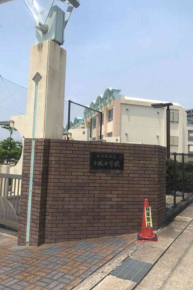 「豪華な新築3階建てに暮らしている」　児童盗み撮りで逮捕の小学校教員の素顔とは　「”抱っこ好きな先生”という印象」（デイリー新潮） - Yahoo!ニュース