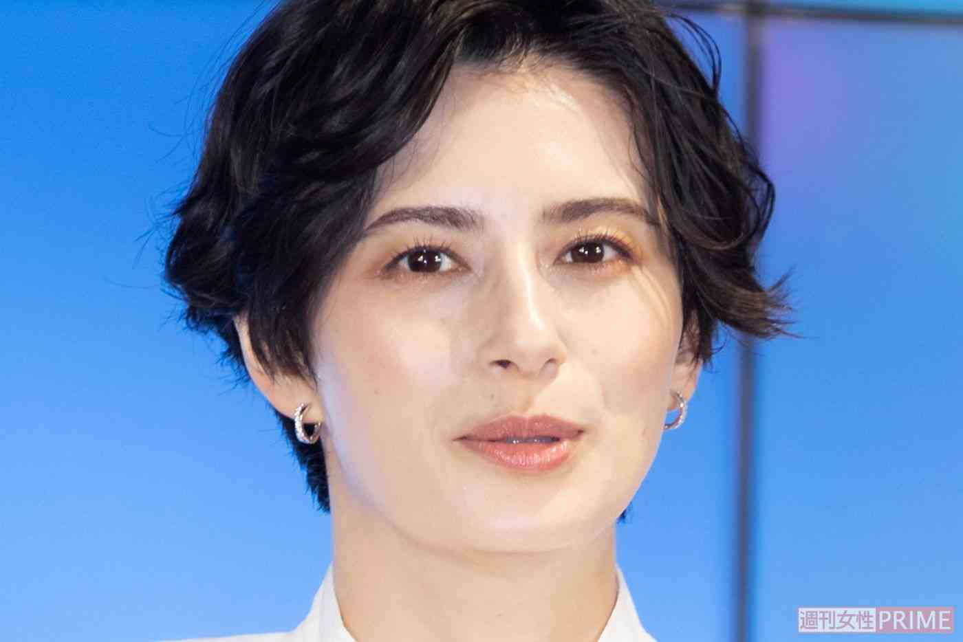 ホラン千秋、あいみょんや長濱ねるなど物議醸す“芸能人タトゥー問題”に一石投じたか、攻めた肌着に視聴者反応 | 週刊女性PRIME