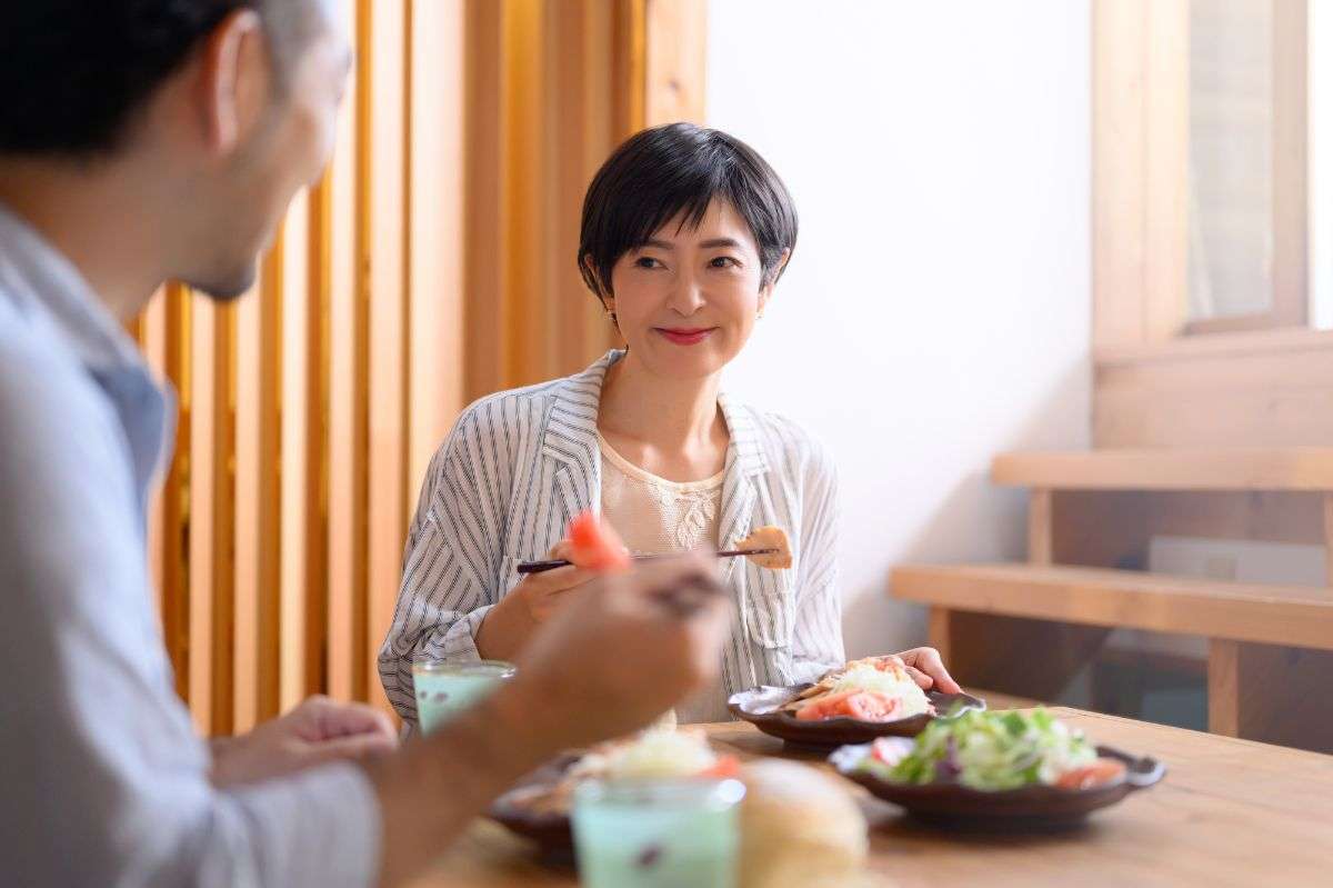 「クチャラーとの結婚は無理」「外食時に恥ずかしい」 夫への愛が冷めた《残念な食事マナー》問題…妻たちの悲痛な告白 | オトナンサー