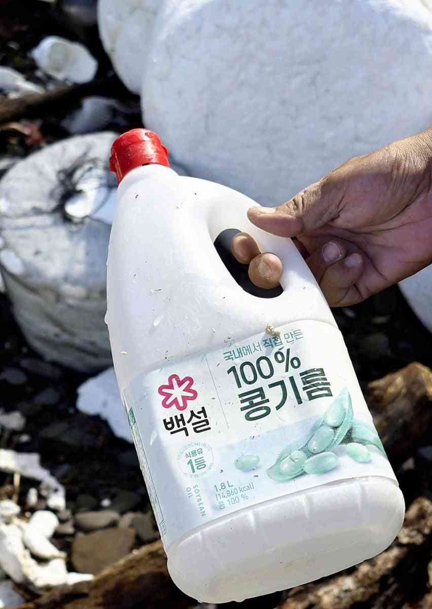 対馬の浜辺に中国や韓国からポリタンクやペットボトル大量に漂着…健康影響も懸念、「国際的なルール必要」