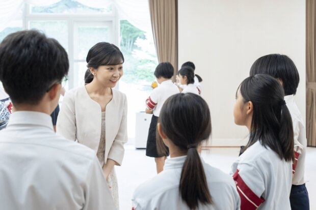 《佳子さまの歩み》上皇ご夫妻から両陛下、秋篠宮ご夫妻に引き継がれる「豆記者」との“交流”（週刊女性PRIME） - Yahoo!ニュース