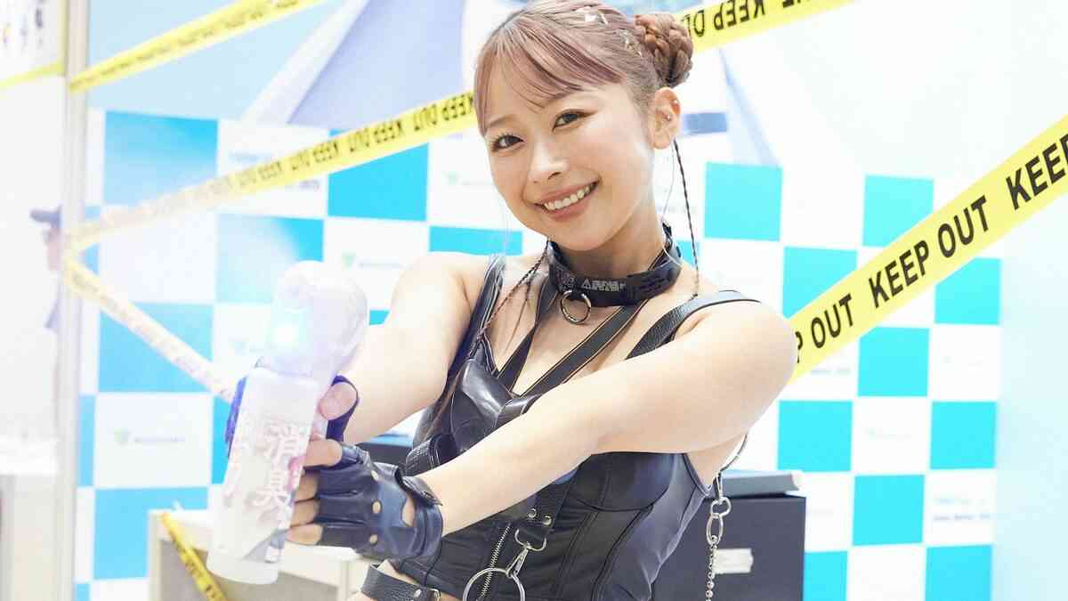 臭いで倒れた参加者も…運営も頭を悩ますコミケの激臭問題にアプローチ、消臭スプレーを噴きかけまくる「消臭防衛隊」に密着 | 集英社オンライン | ニュースを本気で噛み砕け