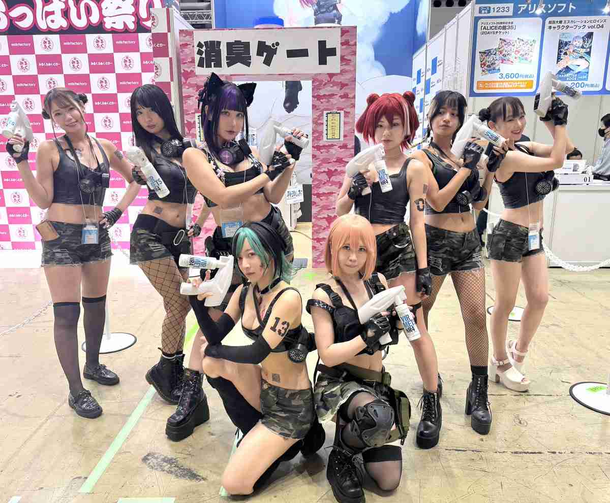 臭いで倒れた参加者も…運営も頭を悩ますコミケの激臭問題にアプローチ、消臭スプレーを噴きかけまくる「消臭防衛隊」に密着