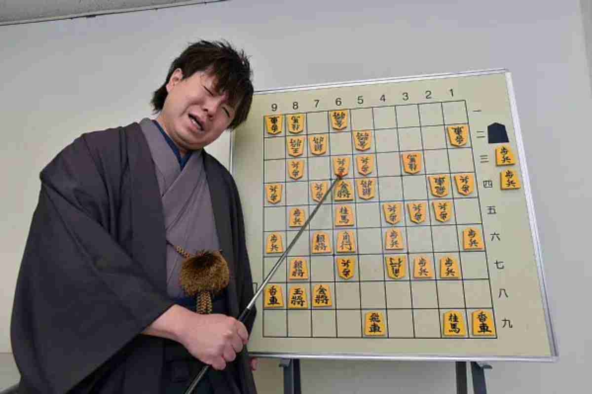 《初公判にロン毛で出廷》元プロ棋士“ハッシー”がクワで元妻と義父に襲いかかった理由、弁護側は「心神喪失」可能性を主張｜NEWSポストセブン