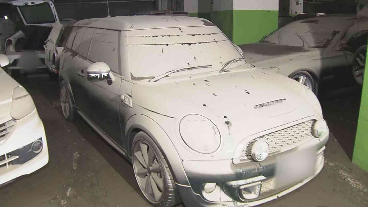 「車開けた瞬間すごい匂い…」大雨で水没した地下駐車場 車の所有者による確認作業始まる 現在も32台が不明 三重・四日市