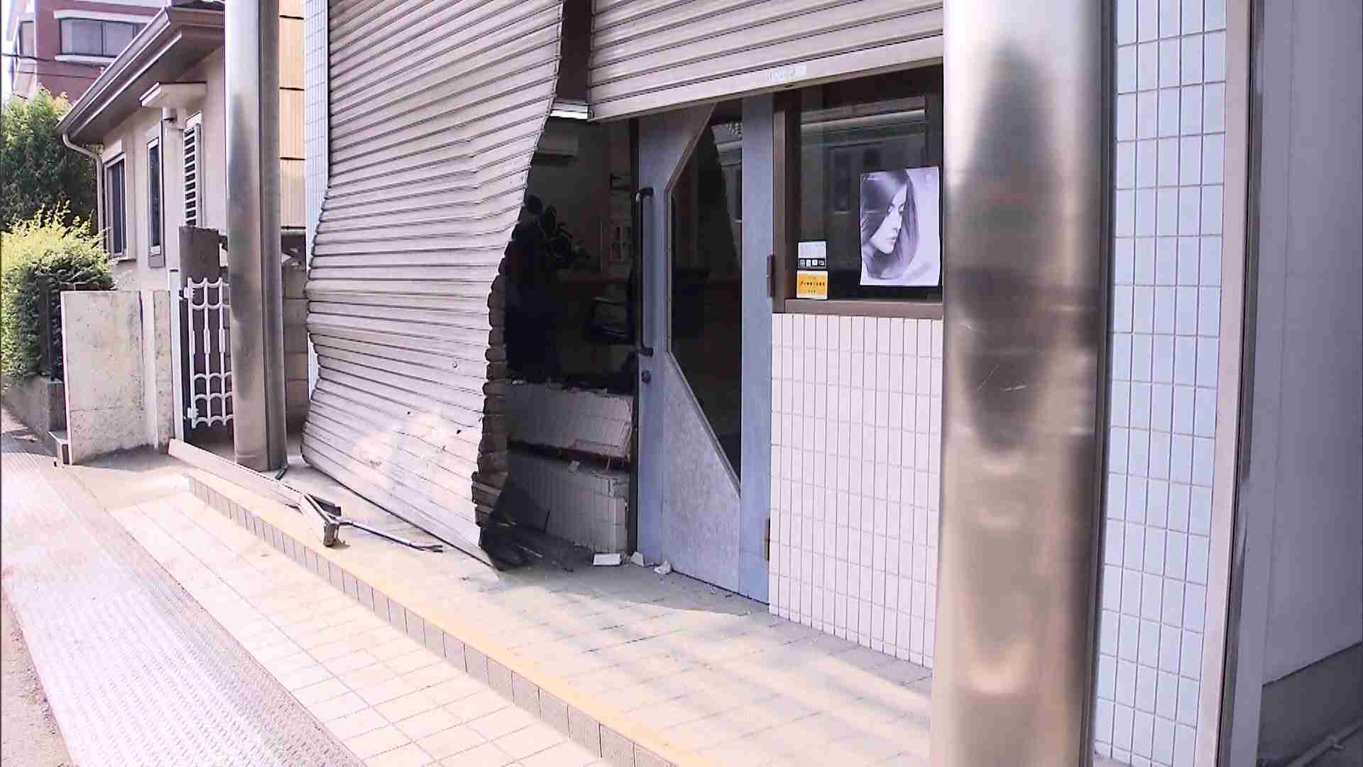 「運転代行呼ぶとお金かかる」パトカーから停止求められるも逃走した酒気帯び運転の車が美容室に突っ込む…26歳女を現行犯逮捕 埼玉・上尾市