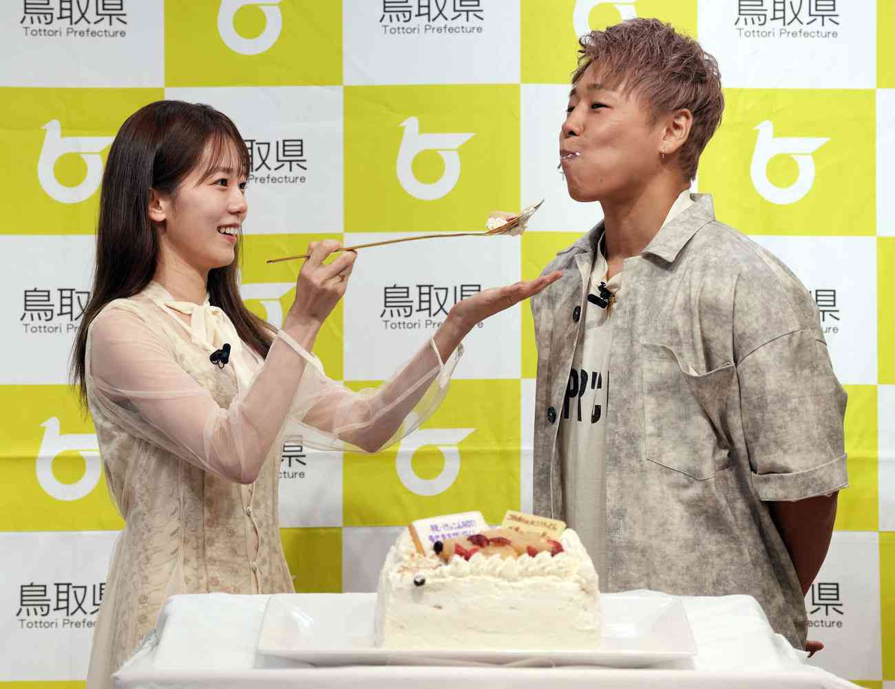 武尊＆川口葵が結婚後初２ショット「まさか結婚式より先にここで」ケーキ入刀と「あーん」も