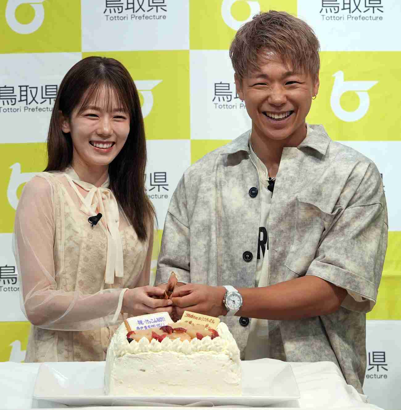 武尊＆川口葵が結婚後初２ショット「まさか結婚式より先にここで」ケーキ入刀と「あーん」も