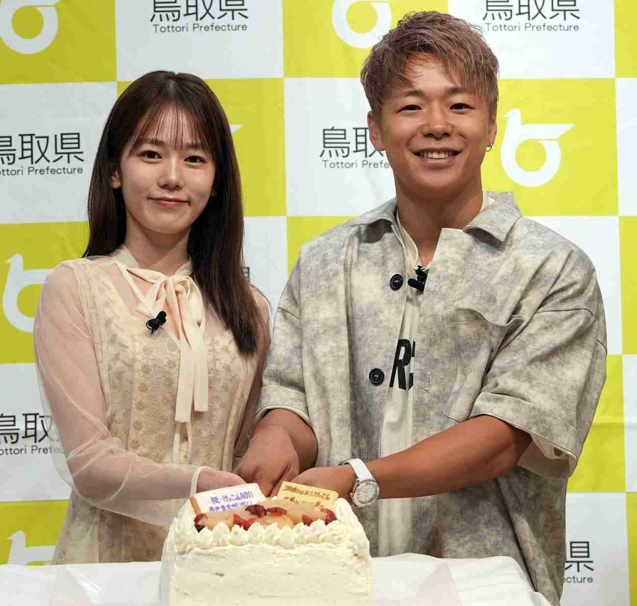 武尊＆川口葵が結婚後初２ショット「まさか結婚式より先にここで」ケーキ入刀と「あーん」も