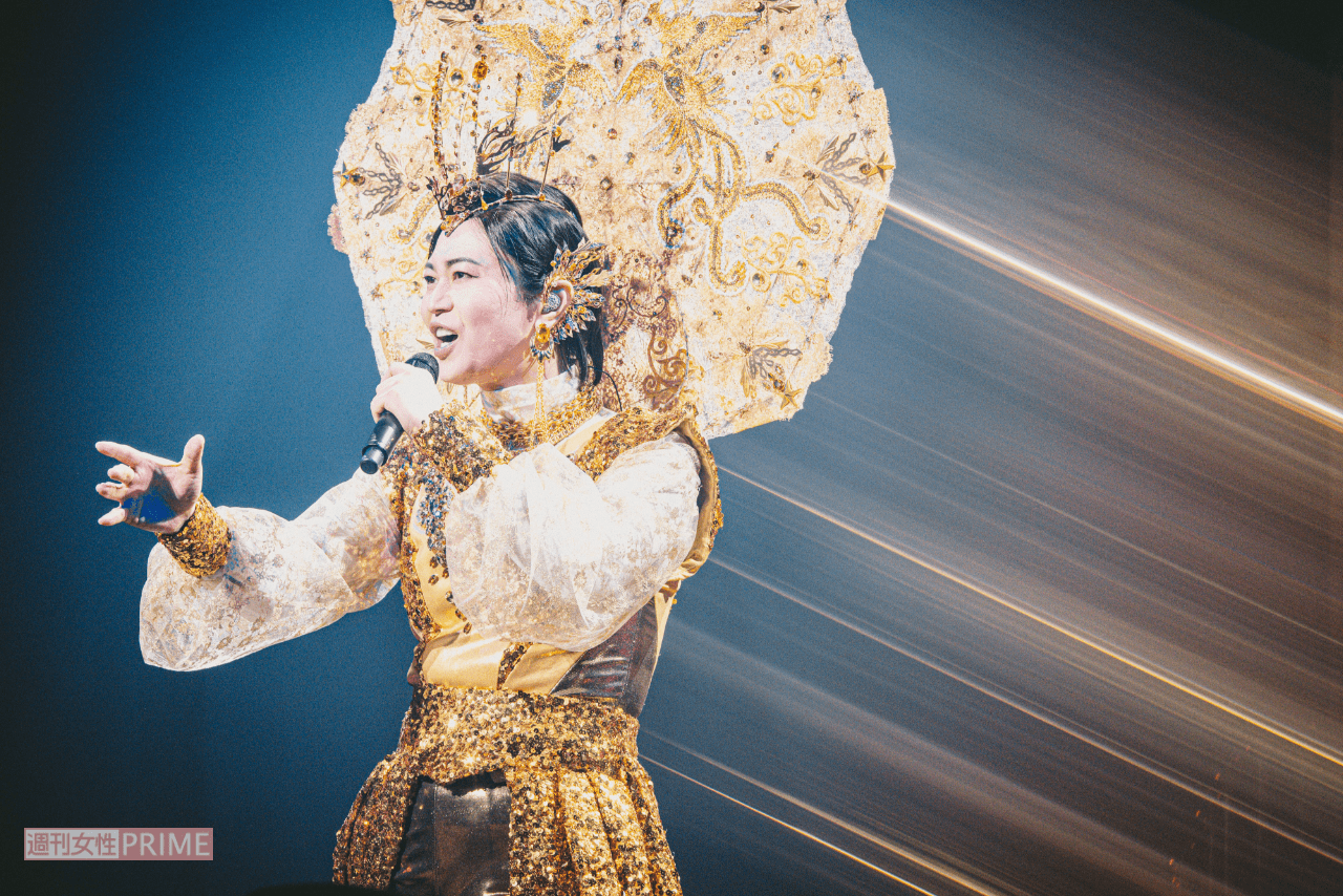 氷川きよし「生まれたこと自体が幸せ」全国ツアー東京公演で長年の“着席スタイル”から総立ちへ、誕生日目前で魅せたサービス精神 | 週刊女性PRIME