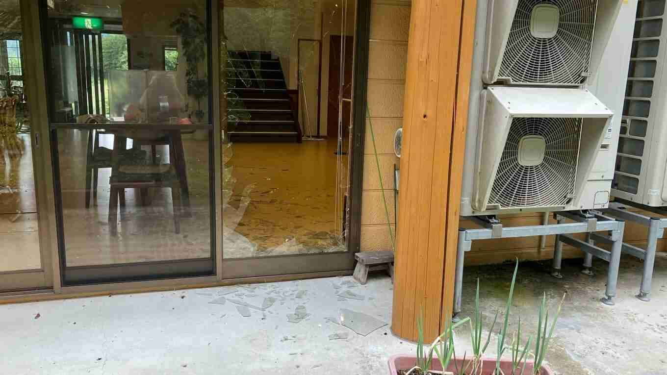 「目と目が合った」窓ガラス突き破り、クマ侵入　早朝の高齢者介護施設　入所者らにけがなし　福島・南会津町