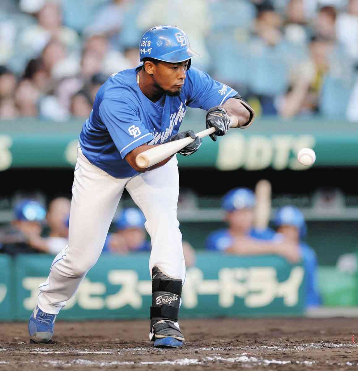 中日・ブライト健太「僕からは何も言えません」8回犠打成功後に左脚気にするそぶりで交代　井上監督「ちょっと厳しいかな」（中日スポーツ） - Yahoo!ニュース