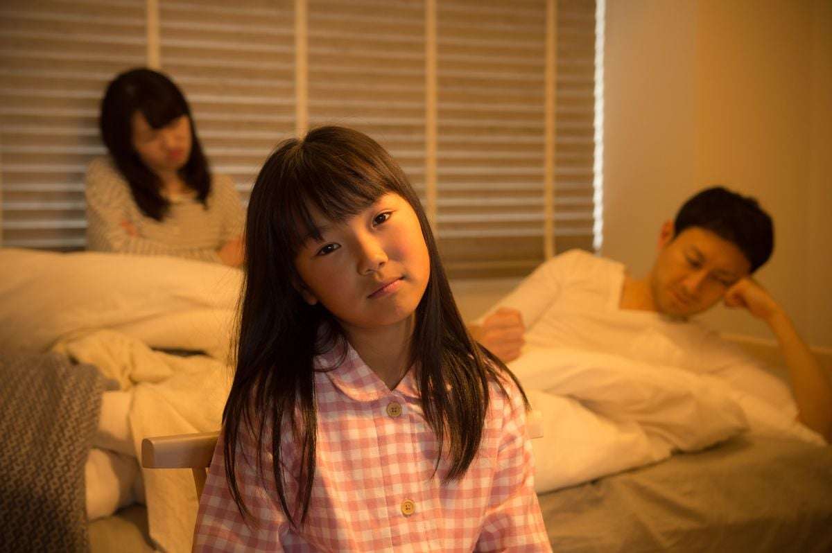 既婚男女の5割超「子どもの前で夫婦げんか」経験あり…子どもに与えた《生々しい影響》の数々「抜毛症に…」「悲しそうだった」 | オトナンサー