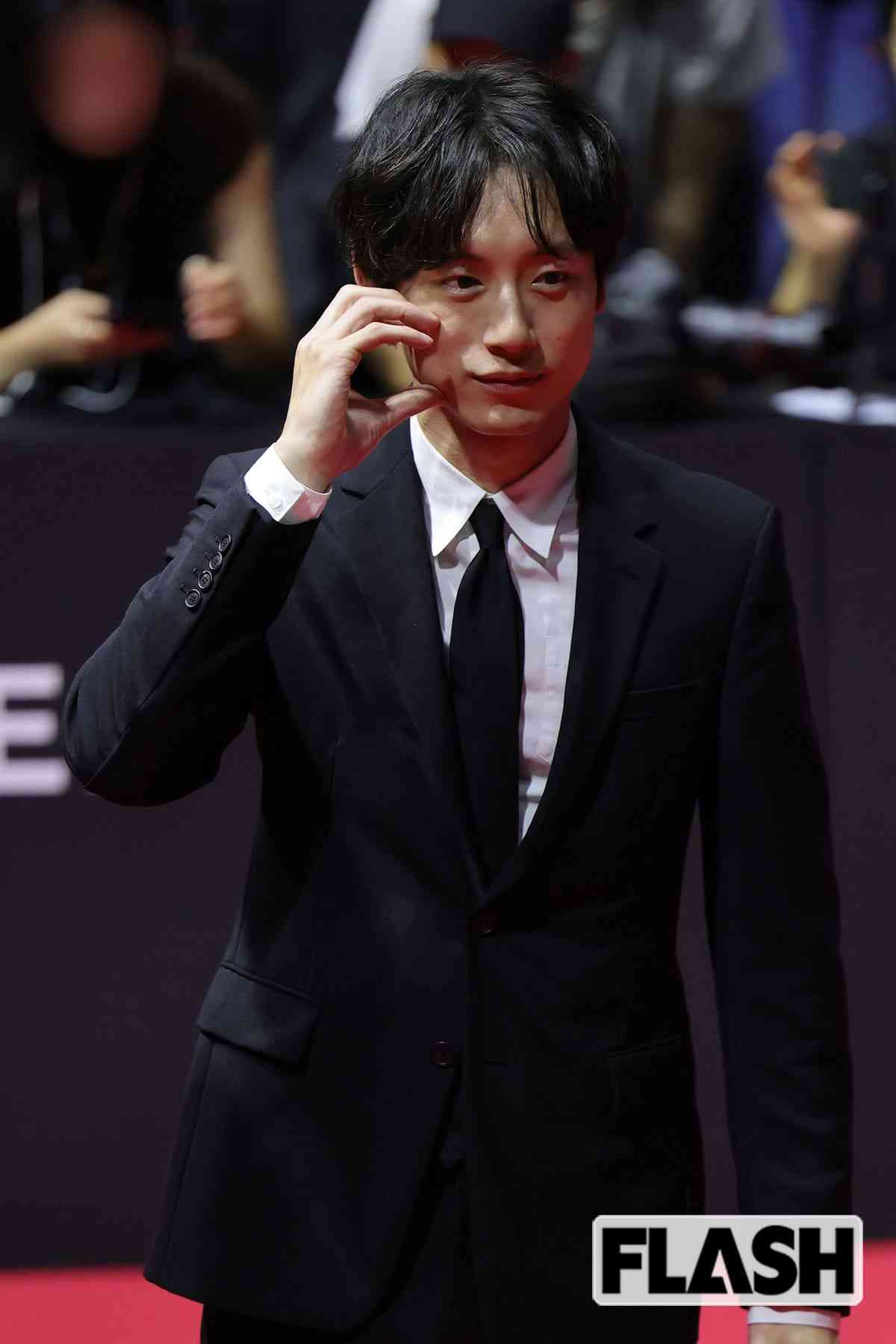 【永野芽郁と三角関係】坂口健太郎　ド派手短パンメガネ姿も“骨くっきり”の激やせ具合に広がる心配