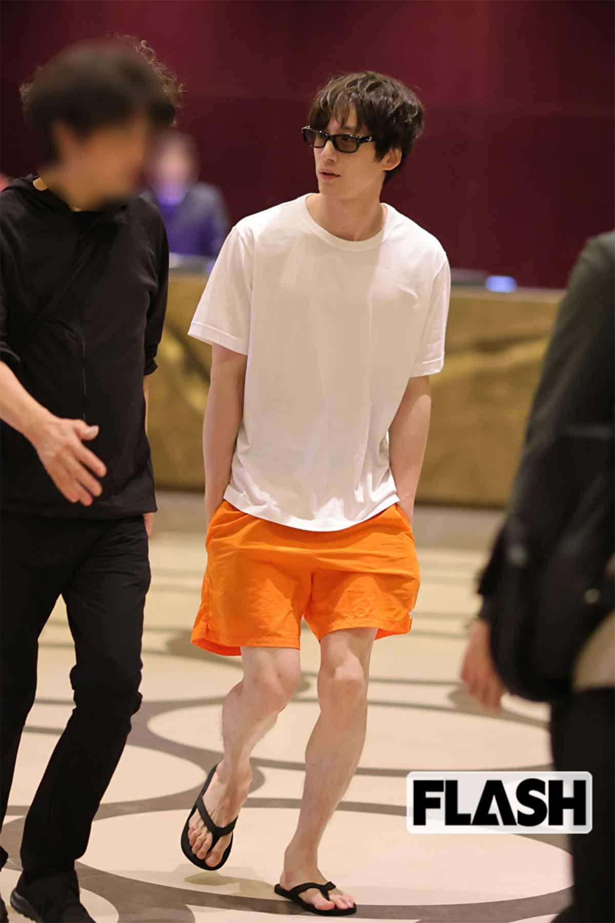 【永野芽郁と三角関係】坂口健太郎　ド派手短パンメガネ姿も“骨くっきり”の激やせ具合に広がる心配