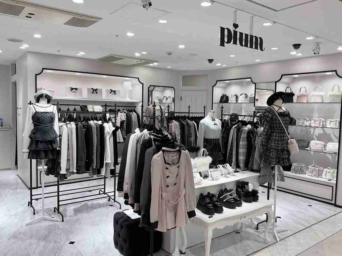 アパレルブランド「pium」がカスハラに断固とした対応をすると発表…しかしGoogleクチコミやXでは SHIBUYA109店スタッフの接客態度に不満の声が上がる