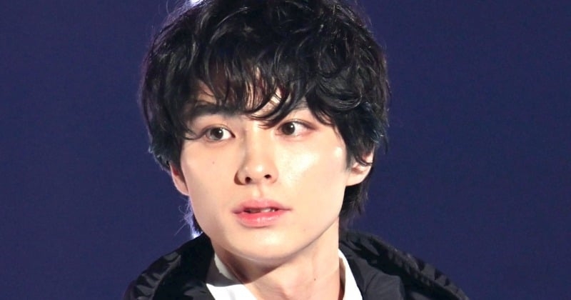 本田響矢が『AERA』表紙に登場　蜷川実花氏撮影の“黒スーツ”ショットに「目力ハンパない」「今までとはまた違った雰囲気で素敵です」  | ORICON NEWS