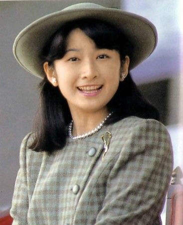 悠仁さまの成年を祝う昼食会での石破首相の乾杯マナーが物議、専門家も「口をつけるのが早すぎた」