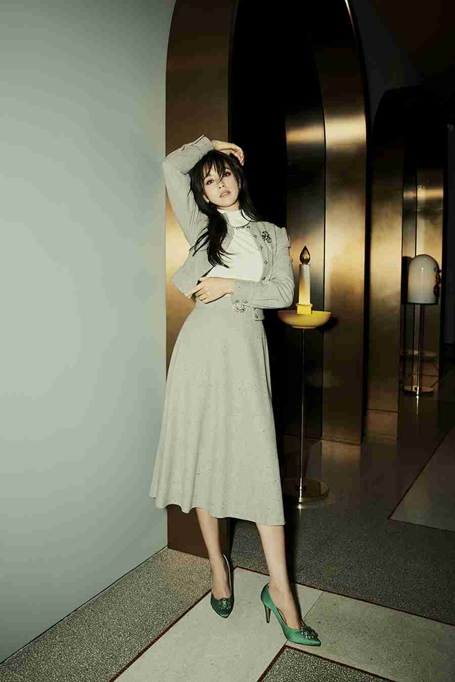 小栗旬、Netflixドラマ共演のハン・ヒョジュとの“距離が近すぎる”と心配の声　見つめ合ったりハートを作ったりイチャイチャ