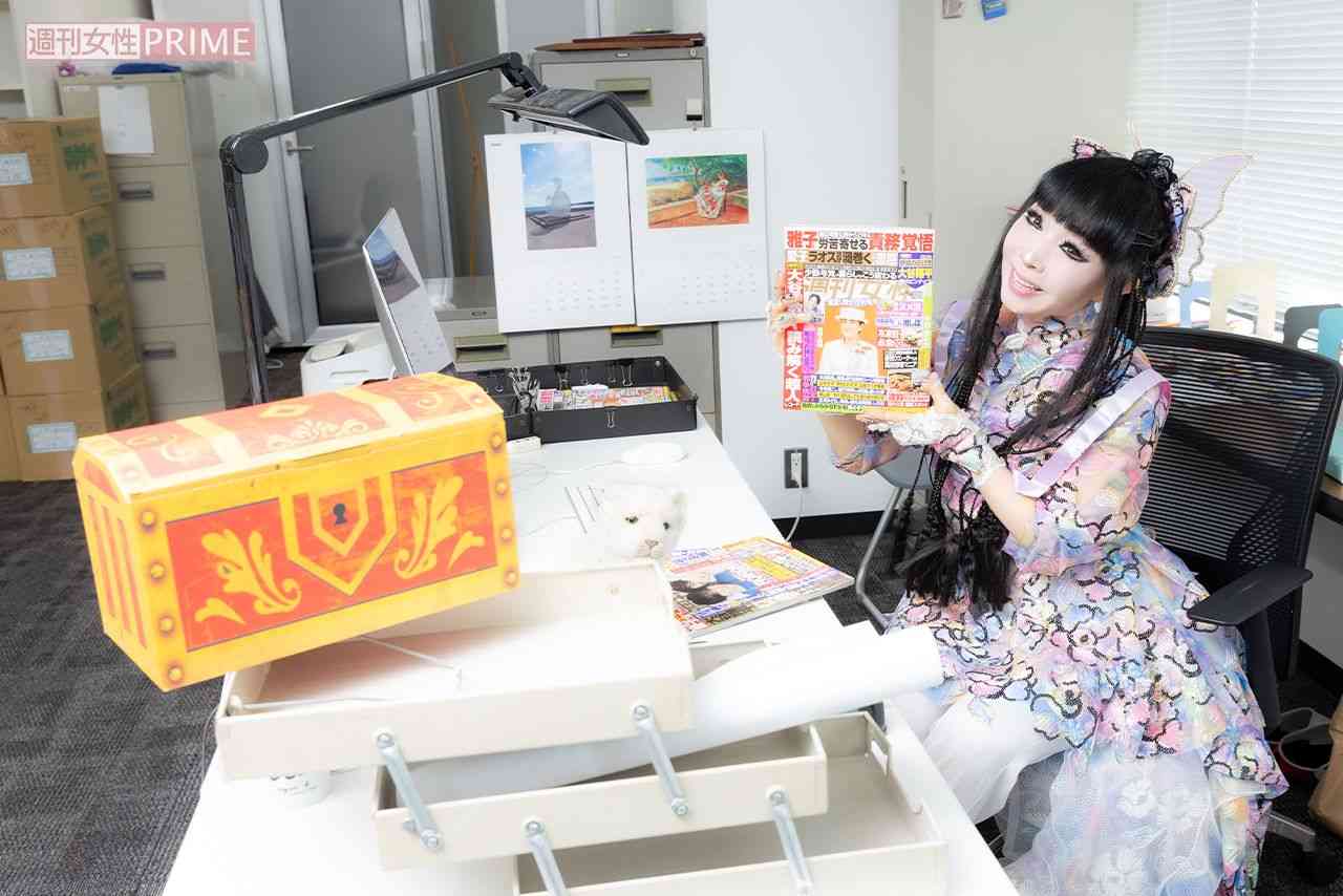 プリンセス天功、“スクープの入った宝箱”を持って週刊女性編集部へ！箱の中身は「埋蔵金の新たなヒント」 | 週刊女性PRIME