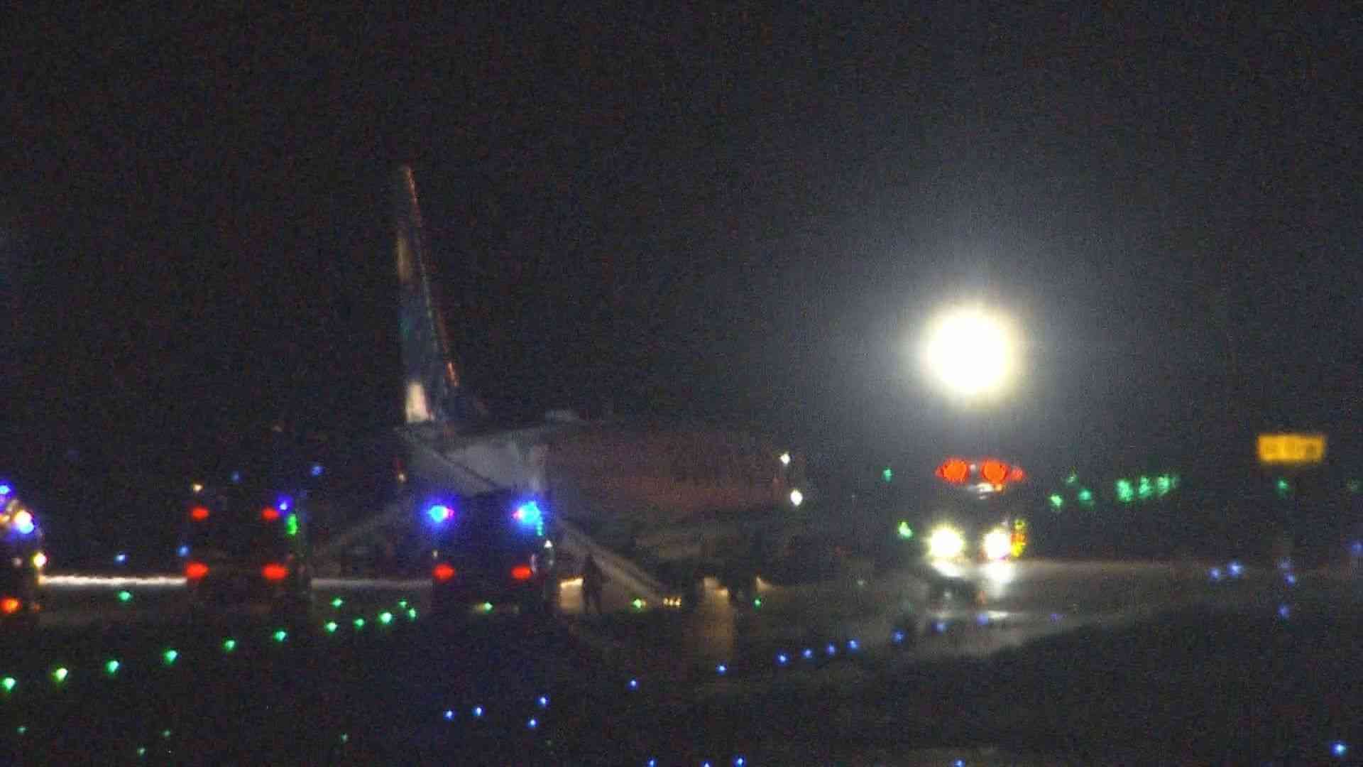 「焦げ臭い感じで、機内がパニックに」成田発セブ行きのユナイテッド航空便が関西空港に「緊急着陸」　貨物室から出火か　乗客・乗員全員142人が「シューターで緊急脱出」　乗客5人が負傷