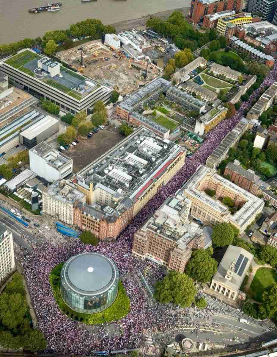 ロンドンで難民排斥10万人デモ　反対する団体と一触即発に