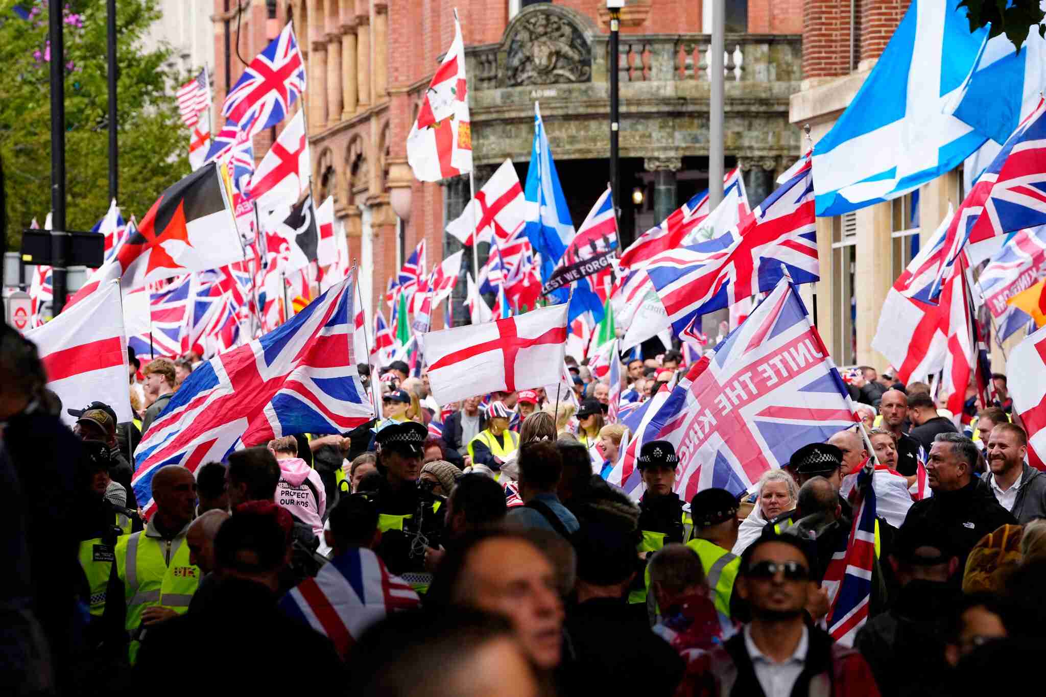 ロンドンで難民排斥10万人デモ　反対する団体と一触即発に