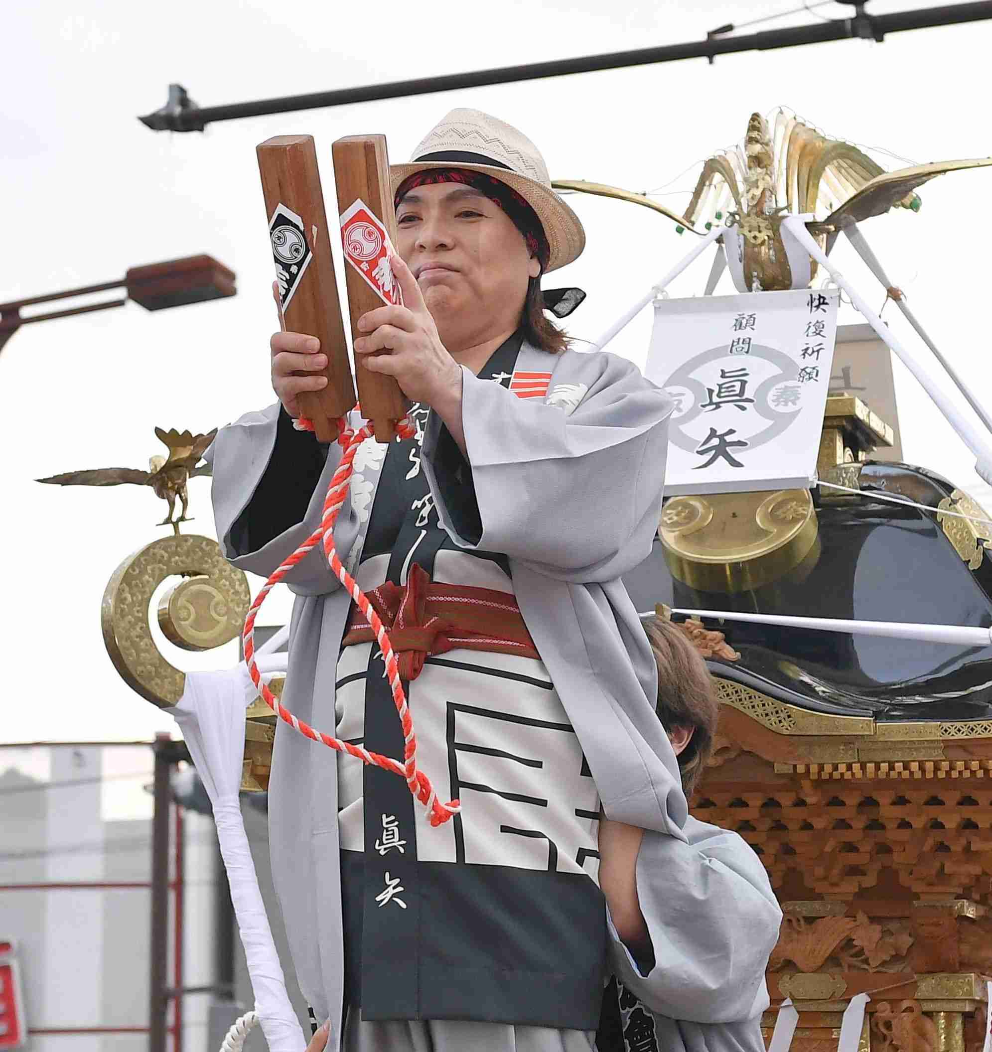 大腸がんなど公表ＬＵＮＡ　ＳＥＡ真矢　車いす姿で祭り参加→立ち上がり「必ず復帰する」と力強く宣言　地元民が沸騰　石黒彩の姿も（デイリースポーツ） - Yahoo!ニュース