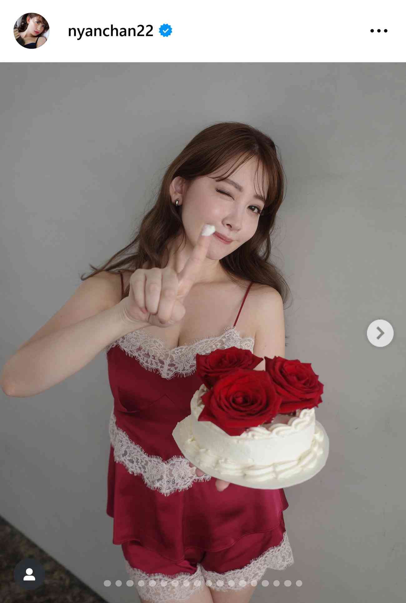 小嶋陽菜「色気ダダ漏れ」デコルテ大胆露出ランジェリー姿でケーキペロッ「可愛いの最前線」