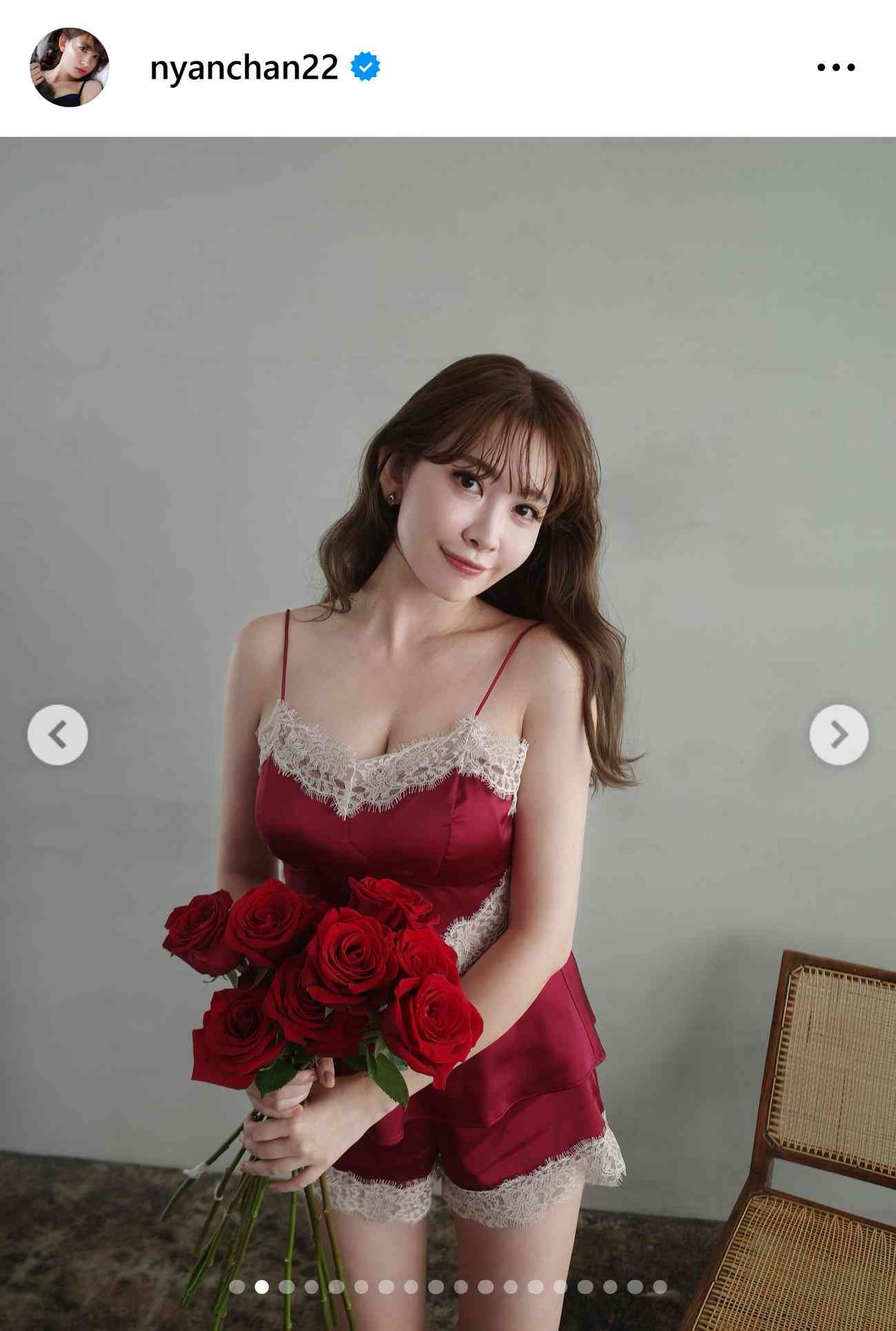 小嶋陽菜「色気ダダ漏れ」デコルテ大胆露出ランジェリー姿でケーキペロッ「可愛いの最前線」