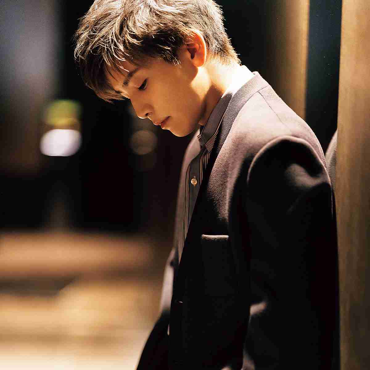 岩田剛典が“ダサい教師” に大変身!?映画『金髪』前代未聞の大騒動を切り取った場面写真9点解禁